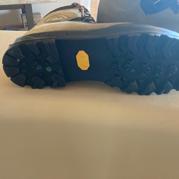 La Sportiva boots - Picture 6 of 7